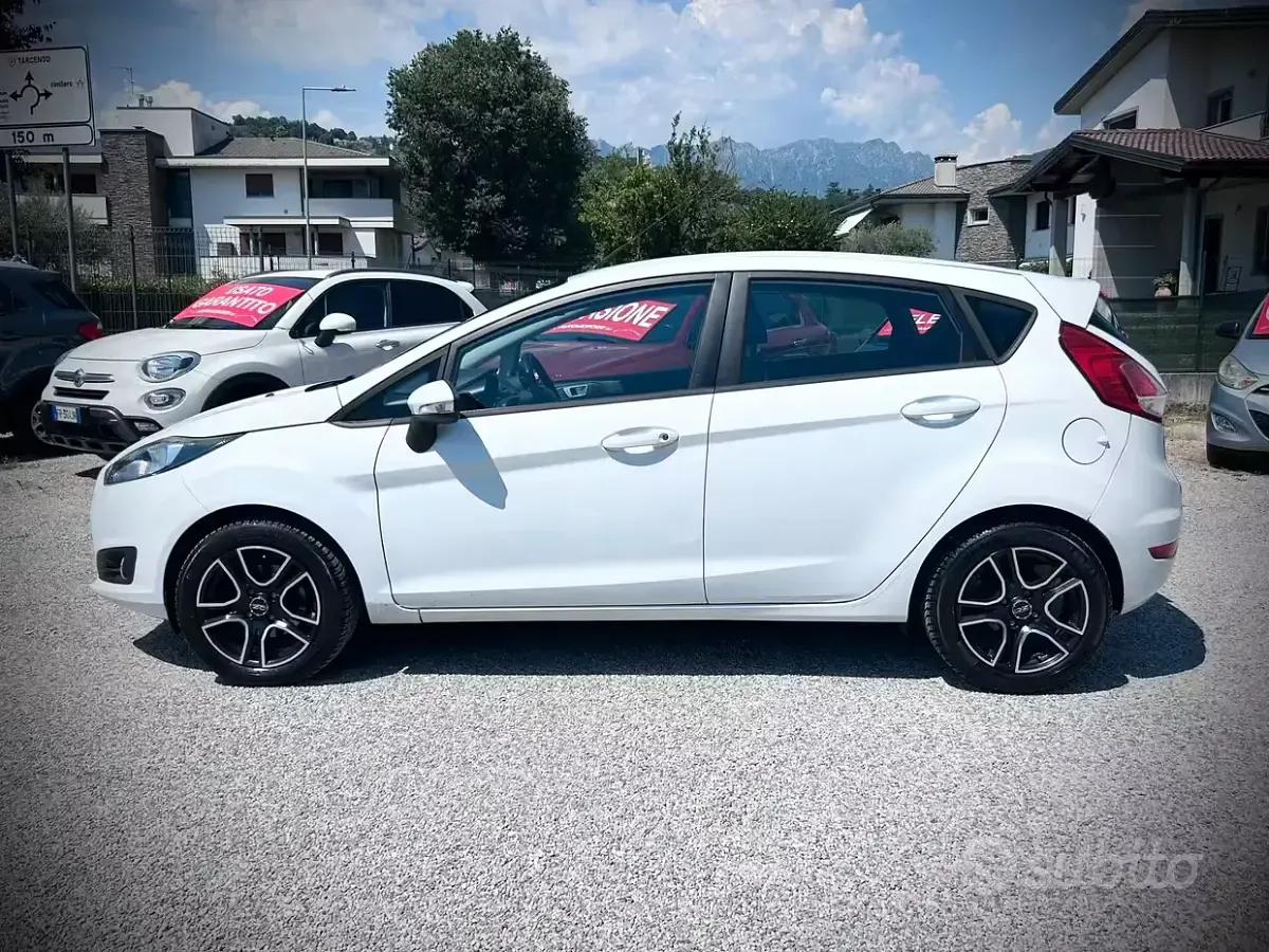 Usata Ford Fiesta 75 CV (55 kW) 2013 Bianco Berlina