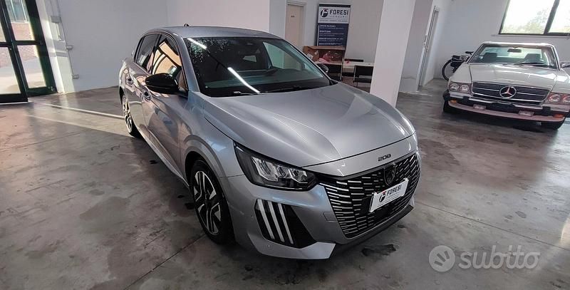 Usata Peugeot 208 Allure 101 CV (74 kW) 2025 Grigio met Utilitaria
