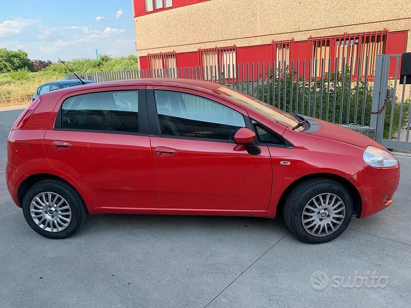 Usata Fiat Grande Punto Active 77 CV (56 kW) 2009 Rosso Utilitaria