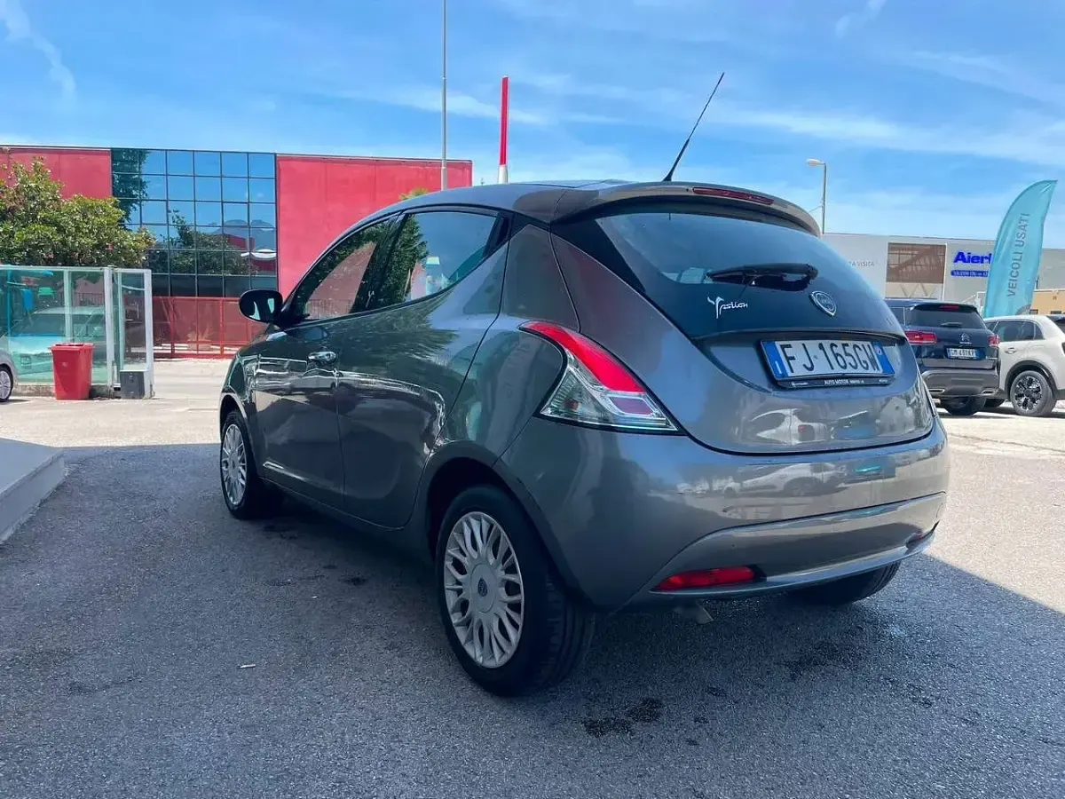 Usata Lancia Ypsilon 69 CV (50 kW) 2017 Grigio Utilitaria
