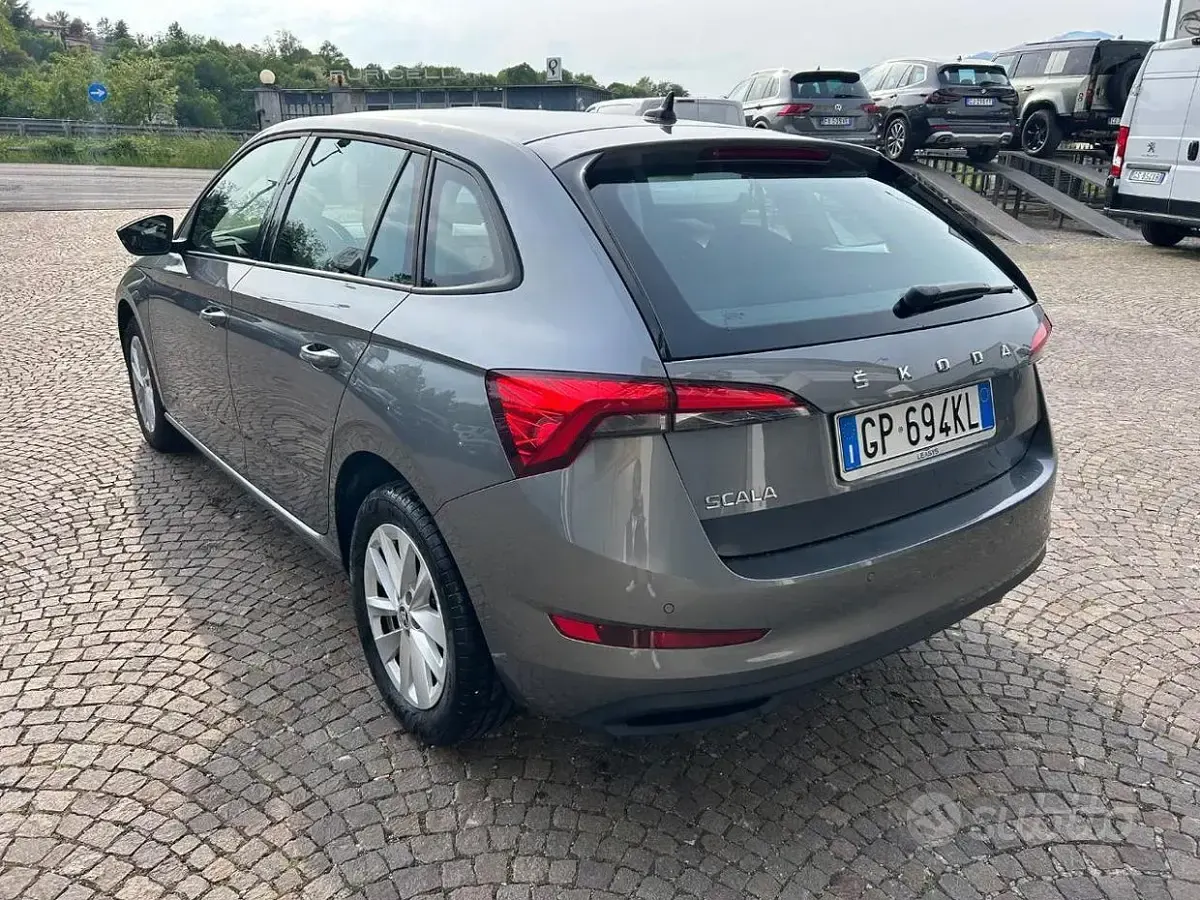 Usata Skoda Scala Ambition 95 CV (69 kW) 2023 Grigio scuro Utilitaria