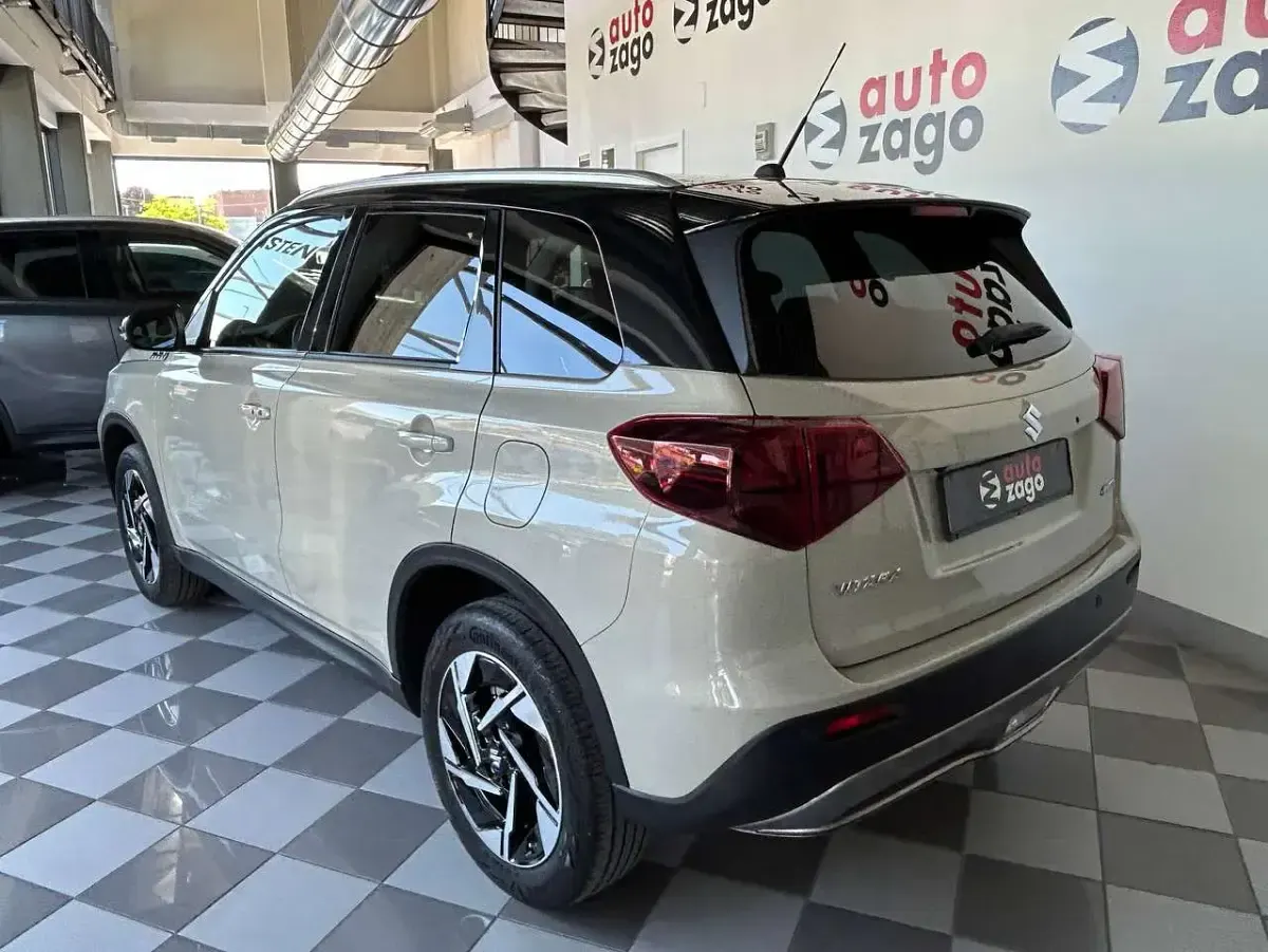 Usata Suzuki Vitara 110 CV (80 kW) 2025 Avorio africa / tetto nero SUV
