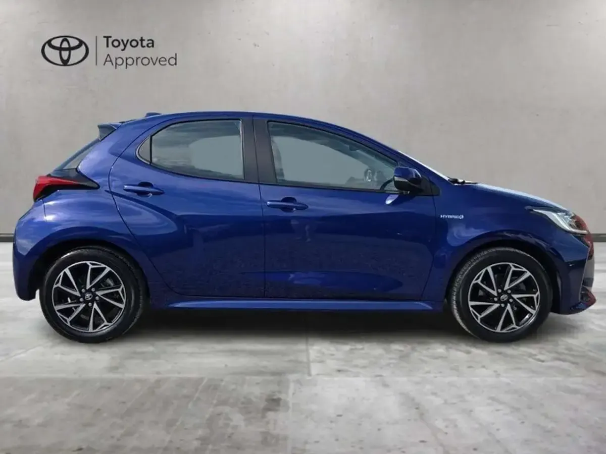 Usata Toyota Yaris Hybrid Trend 116 CV (85 kW) 2021 Juniper blu Berlina