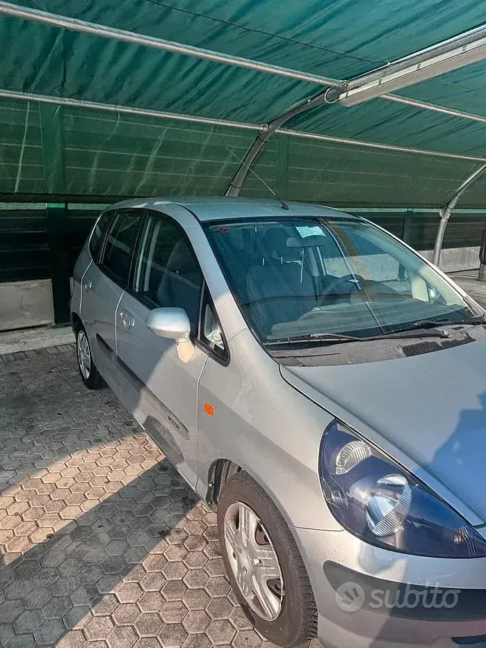 Usata Honda Jazz 78 CV (57 kW) 2002 Grigio Utilitaria