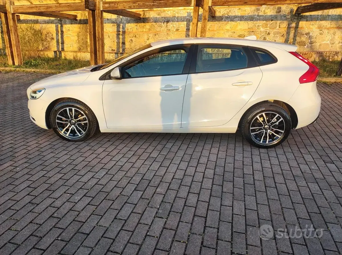 Usata Volvo V40 120 CV (88 kW) 2018 Bianco Berlina