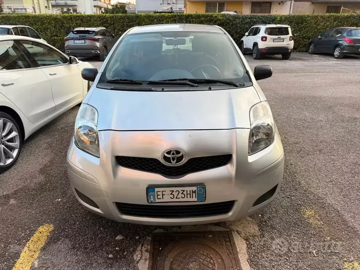 Usata Toyota Yaris 69 CV (50 kW) 2010 Grigio Utilitaria
