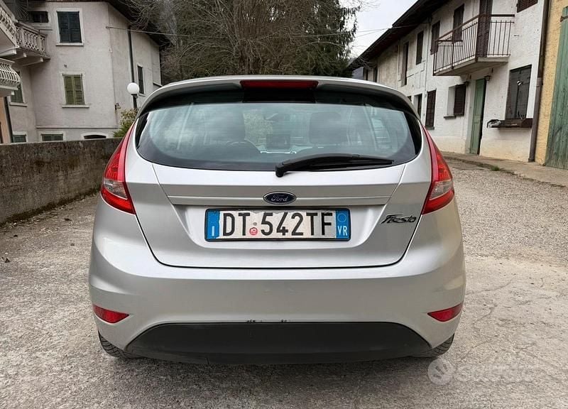 Usata Ford Fiesta 82 CV (60 kW) 2008 Grigio Utilitaria