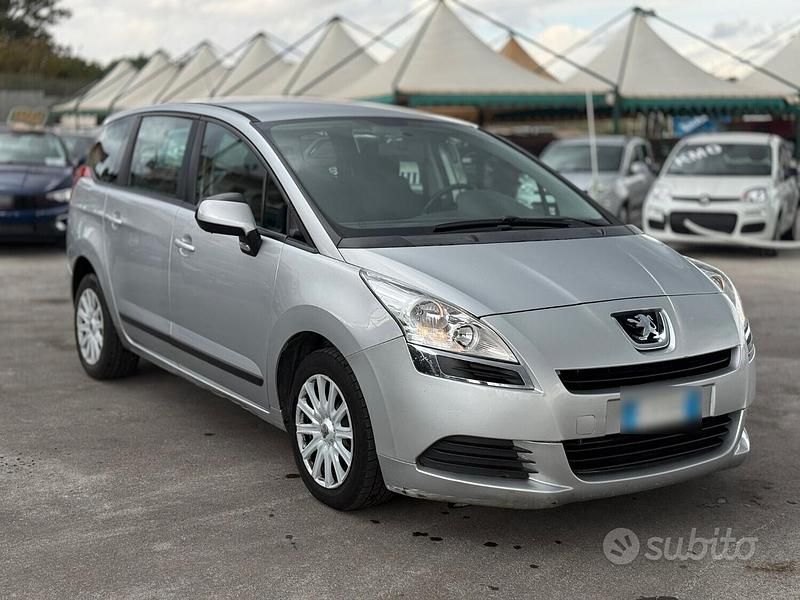 Usata Peugeot 5008 Family 112 CV (82 kW) 2011 Grigio Monovolume