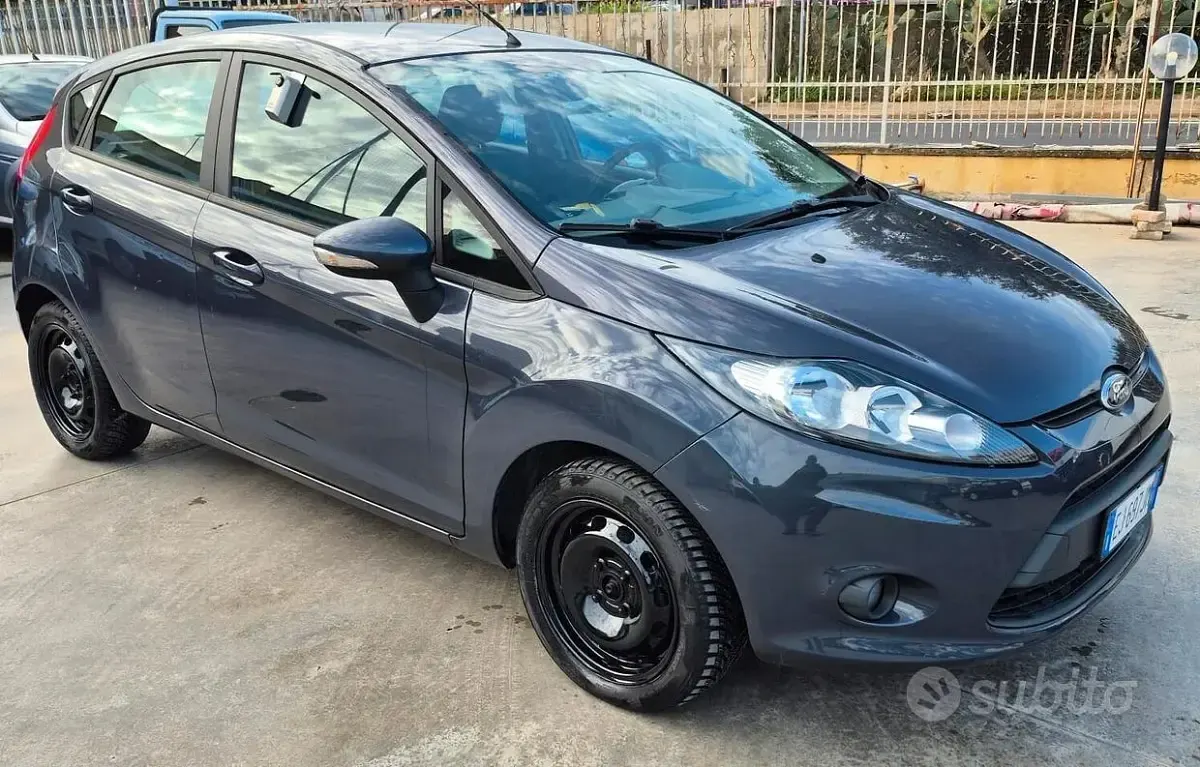 Usata Ford Fiesta 70 CV (51 kW) 2011 Grigio Berlina