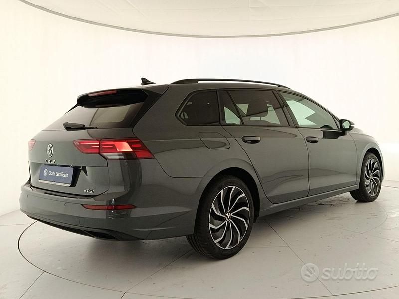 Usata VW Golf VIII Life 110 CV (80 kW) 2021 Grigio Station wagon