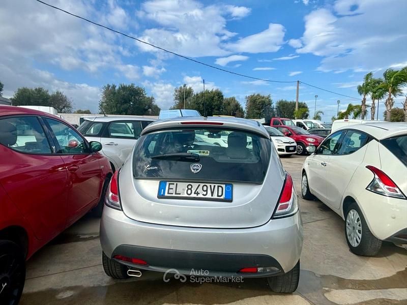 Usata Lancia Ypsilon Gold 69 CV (50 kW) 2012 Argento Utilitaria
