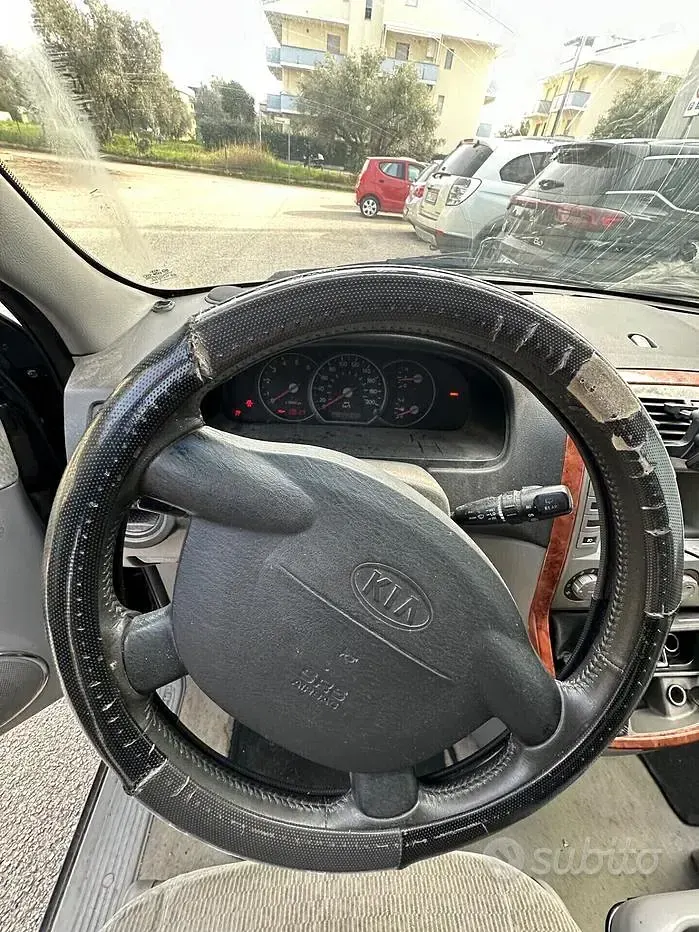Usata Kia Carnival 145 CV (106 kW) 2005 Nero Monovolume