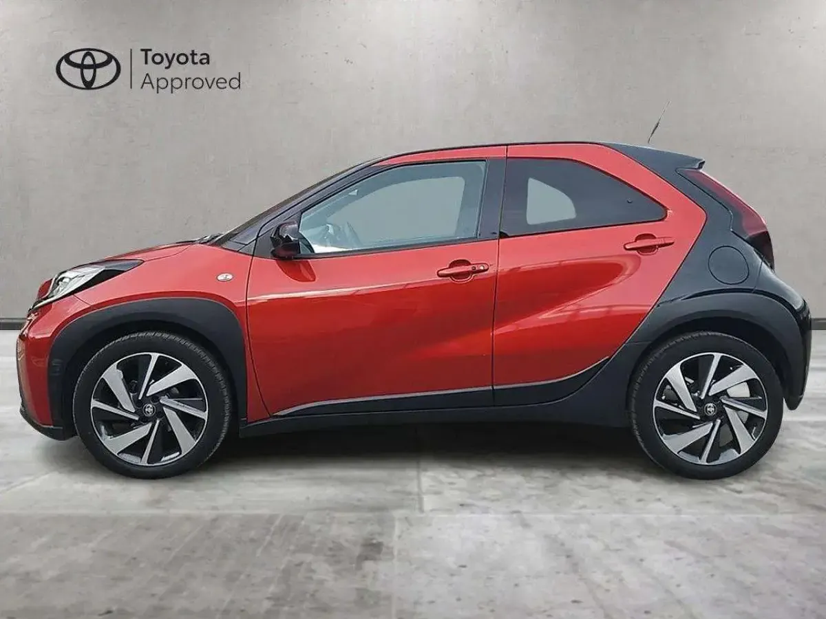 Usata Toyota Aygo X Lounge 72 CV (52 kW) 2022 Chili red & black SUV