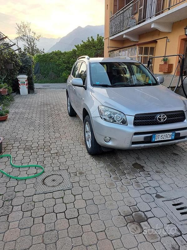 Begagnad Toyota RAV4 152 HK (111 kW) 2008 Grå Sedan