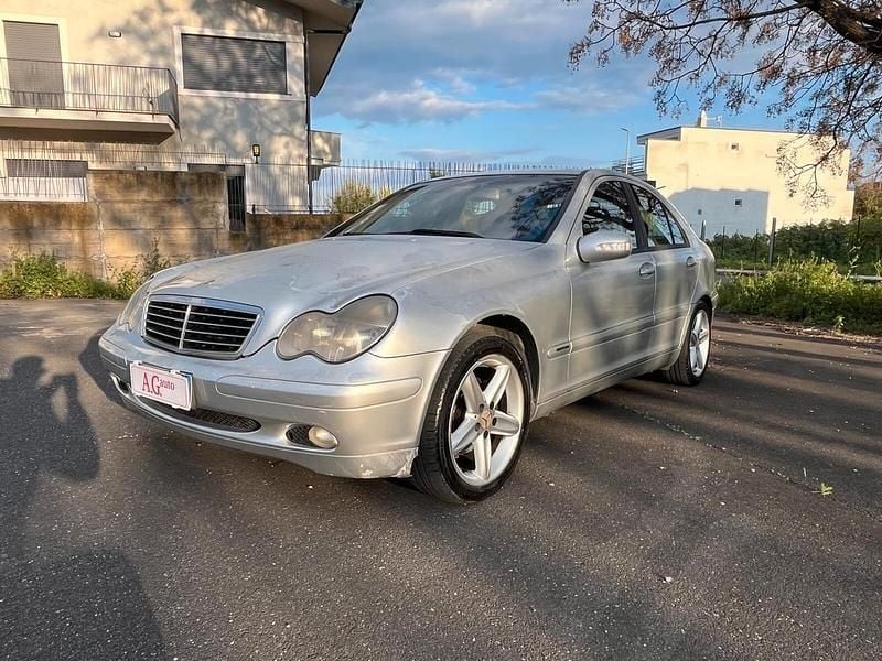 Usata Mercedes C220 Elegance 149 CV (109 kW) 2004 Grigio Berlina