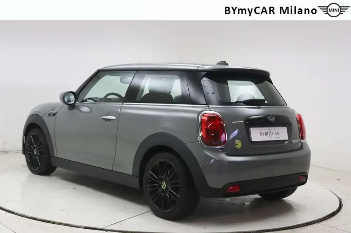 Usata Mini Cooper SE 135 kW (184 CV) 2022 Moonwalk grey metallic Utilitaria