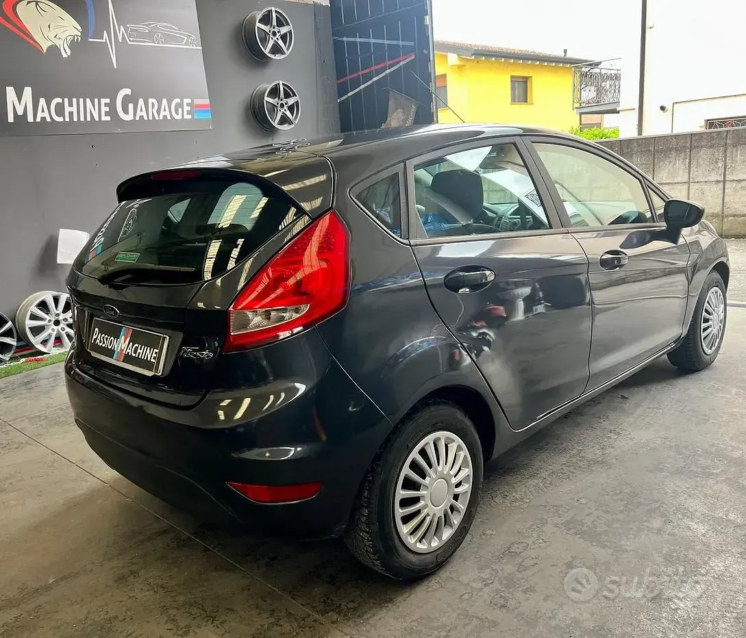 Usado Ford Fiesta 82 CV (60 kW) 2009 Gris Berlina