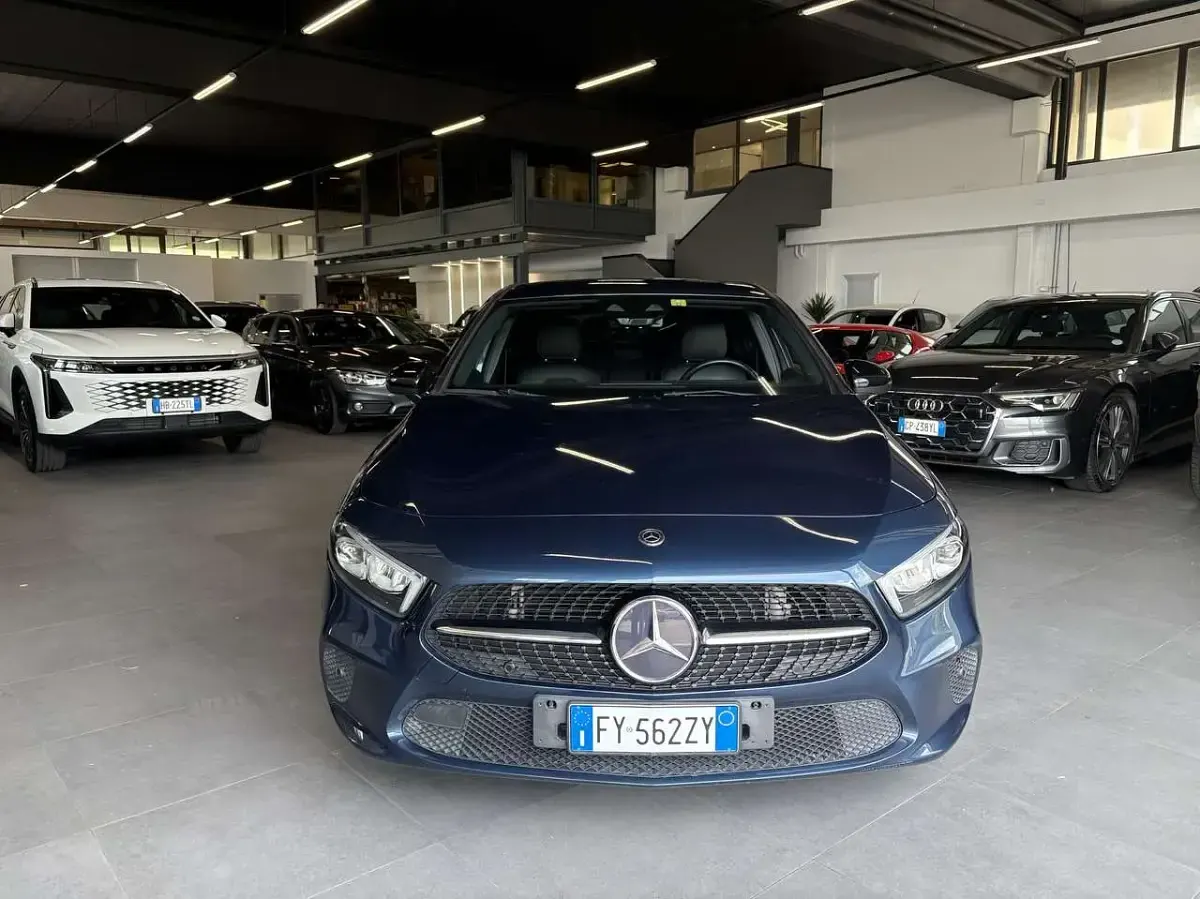 Usata Mercedes A180 Premium 116 CV (85 kW) 2020 Blu/azzurro Berlina
