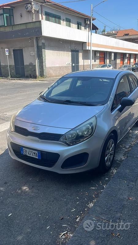 Usata Kia Rio 75 CV (55 kW) 2013 Grigio Utilitaria