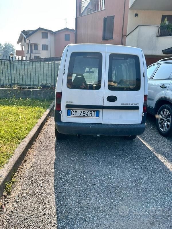 Usata Opel Combo 101 CV (74 kW) 2006 Monovolume