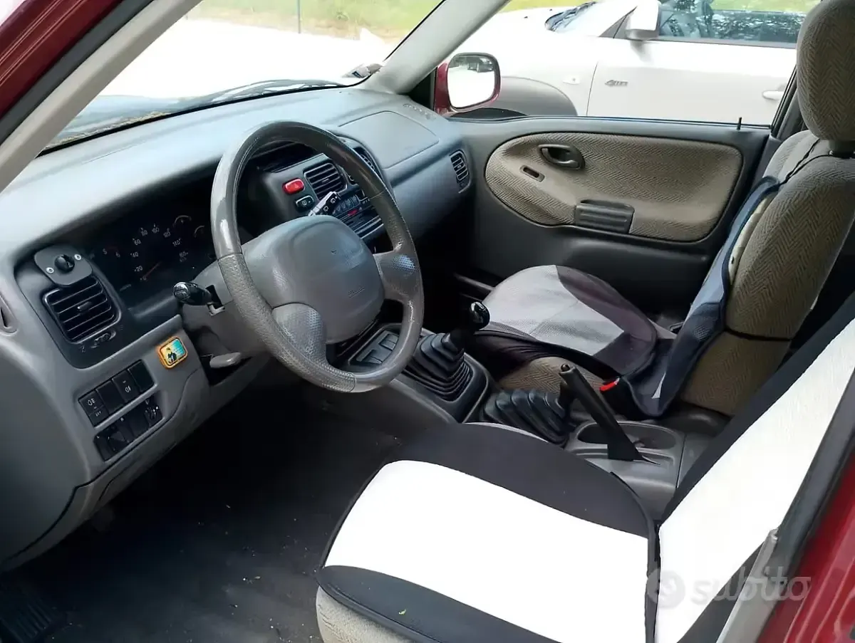 Usata Suzuki Vitara 87 CV (63 kW) 1999 Rosso SUV