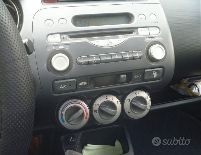 Usata Honda Jazz 78 CV (57 kW) 2005 Grigio Utilitaria