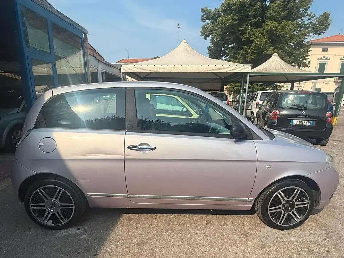 Usata Lancia Ypsilon 60 CV (44 kW) 2010 Viola Utilitaria
