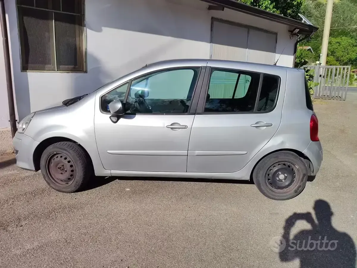 Käytetty Renault Modus 68 HP (50 kW) 2009 Harmaa Tila-auto