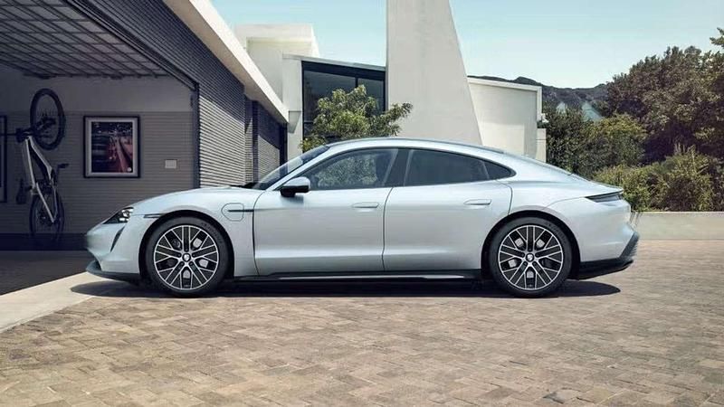 Usata Porsche Taycan 139 kW (190 CV) 2023 Argento Berlina