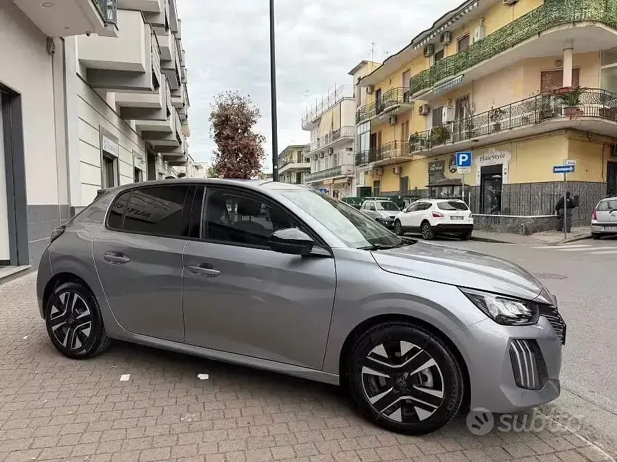 Usata Peugeot 208 Allure 100 CV (73 kW) 2026 Grigio Utilitaria