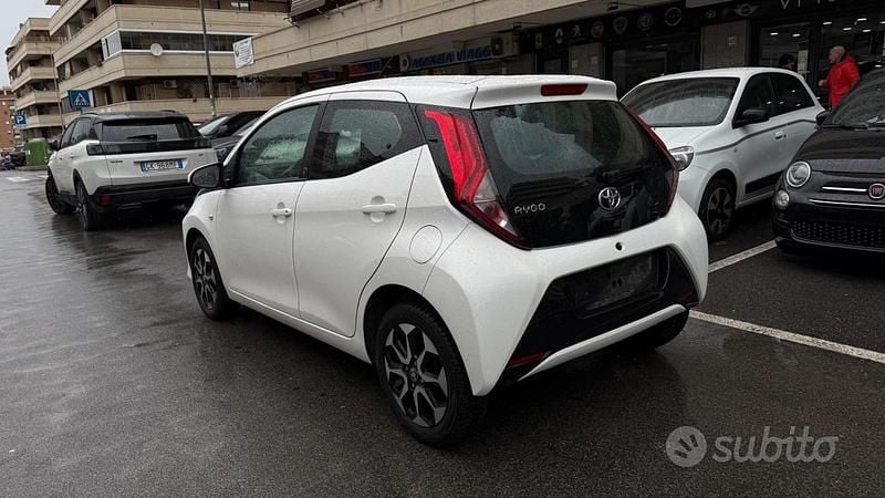 Usata Toyota Aygo Connect Style 72 CV (52 kW) 2021 Bianco Utilitaria