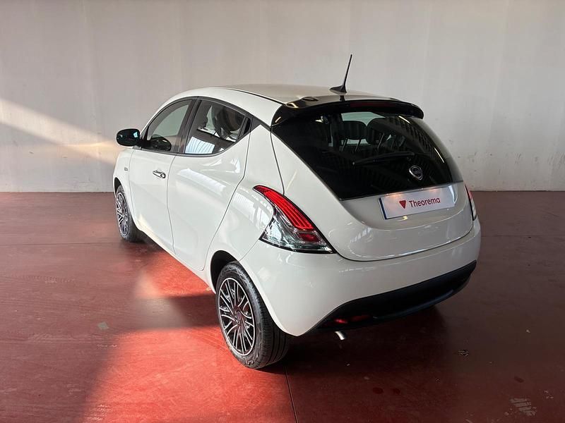 Usata Lancia Ypsilon Silver 69 CV (50 kW) 2024 Bianco neve Utilitaria