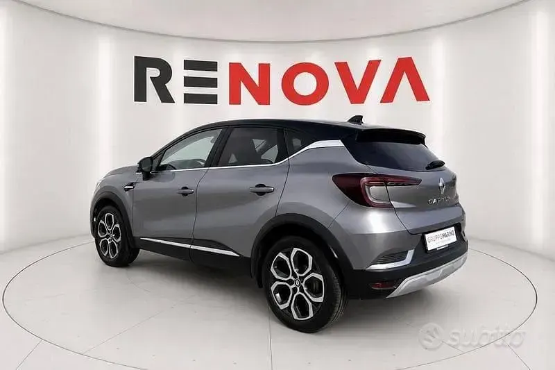 Usata Renault Captur Techno 101 CV (74 kW) 2023 Grigio SUV