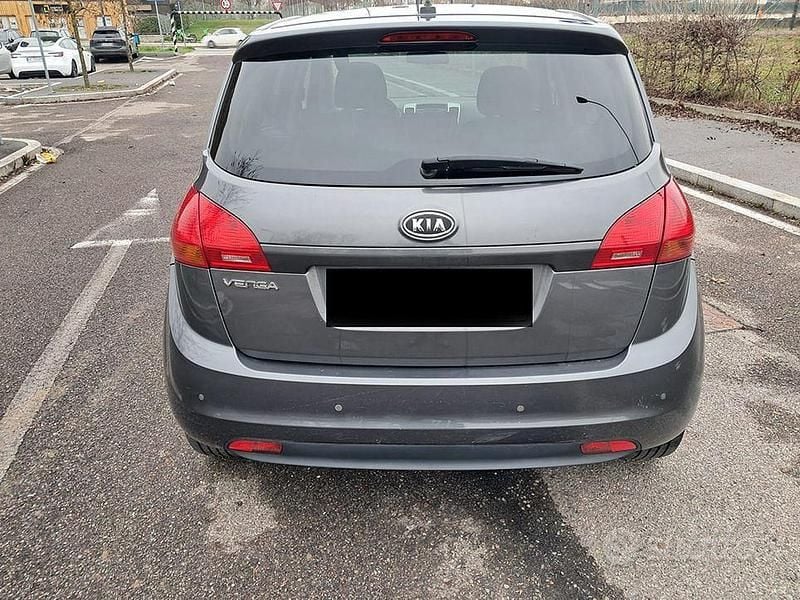 Usata Kia Venga 90 CV (66 kW) 2012 Grigio Utilitaria