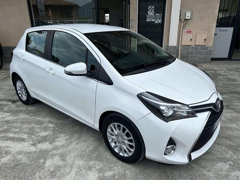 Usata Toyota Yaris Active 69 CV (50 kW) 2014 Grigio Berlina