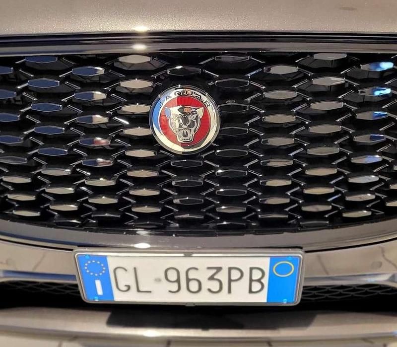 Usata Jaguar F-Pace R-Dynamic 163 CV (119 kW) 2022 Grigio SUV