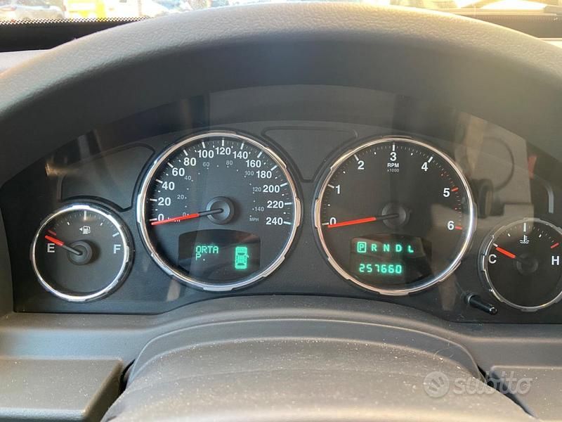 Usata Jeep Cherokee 177 CV (130 kW) 2008 Grigio SUV