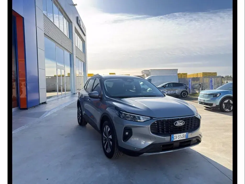 Usata Ford Kuga Titanium 243 CV (178 kW) 2024 Solar silver SUV