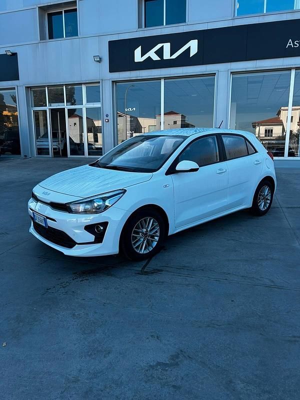 Usata Kia Rio Style 100 CV (73 kW) 2022 Bianco Berlina