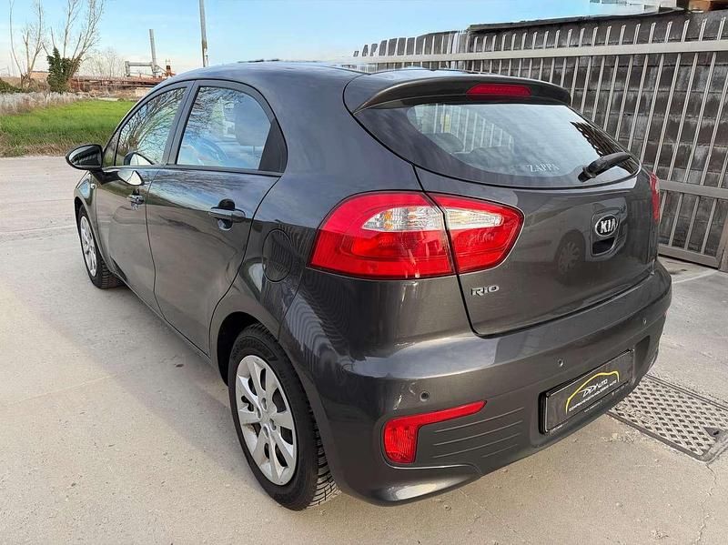 Usata Kia Rio 86 CV (63 kW) 2015 Grigio Berlina