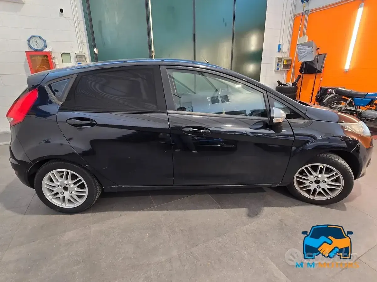 Usata Ford Fiesta 82 CV (60 kW) 2012 Nero Berlina