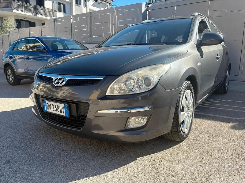 Grigio Usata 2009 Hyundai i30 Active Tre volumi | 2900 € (Buon prezzo) - Immagine 1/4