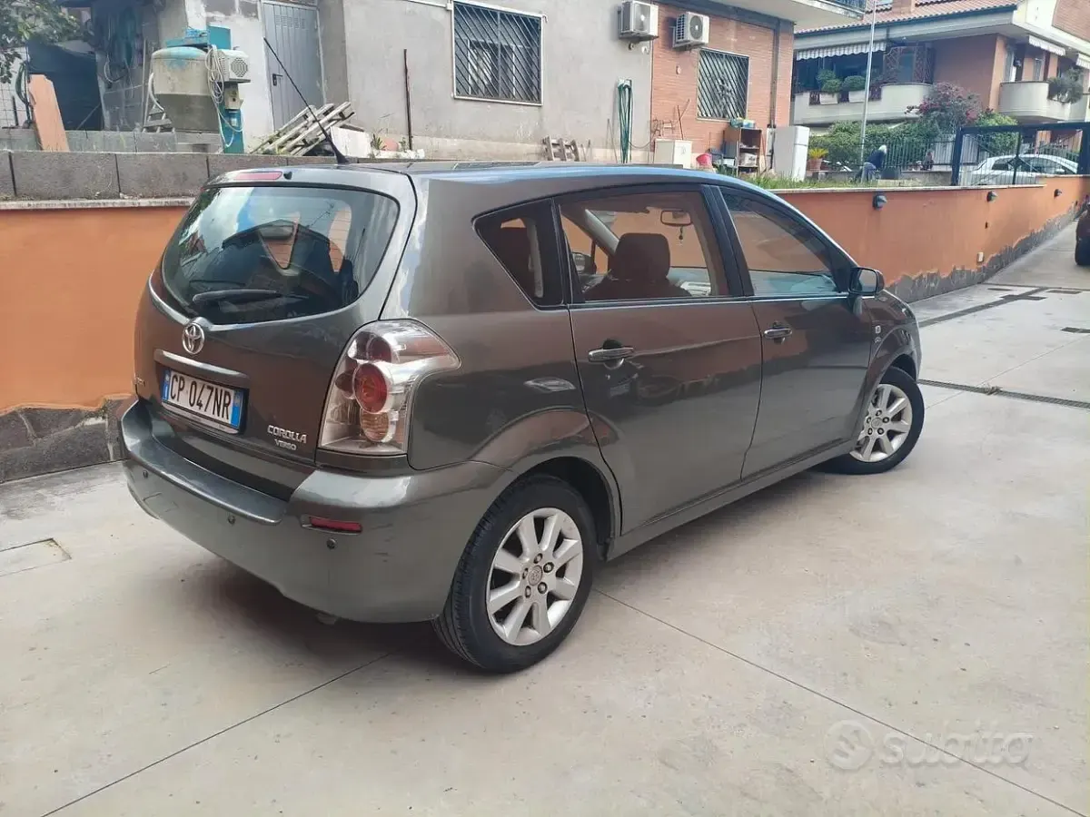 Begagnad Toyota Corolla Verso 116 HK (85 kW) 2004 Grå Minibuss
