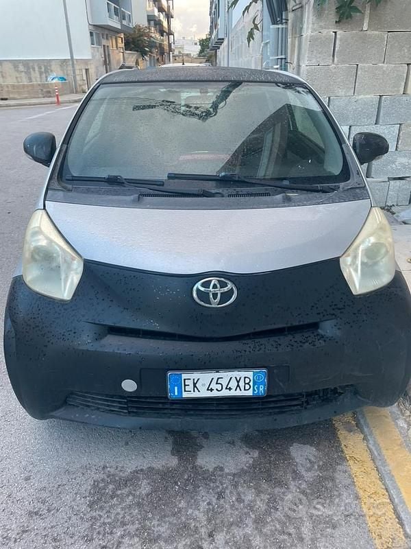 Grigio Usata 2012 Toyota iQ Due volumi | 3200 € - Immagine 1/4