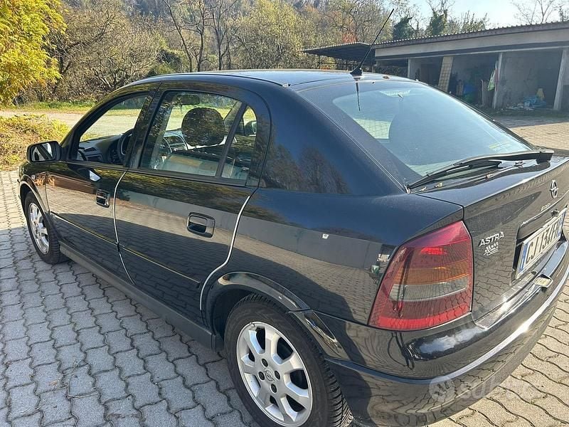 Usata Opel Astra 75 CV (55 kW) 2003 Nero Berlina