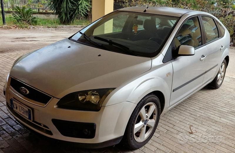 Grigio Usata 2005 Ford Focus Tre volumi | 1000 € (Super prezzo) - Immagine 1/4
