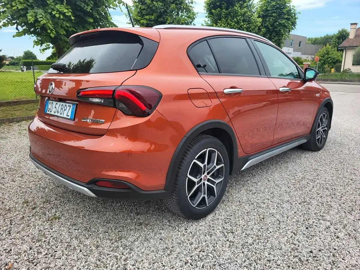 Usata Fiat Tipo Cross 100 CV (73 kW) 2021 Arancione Berlina