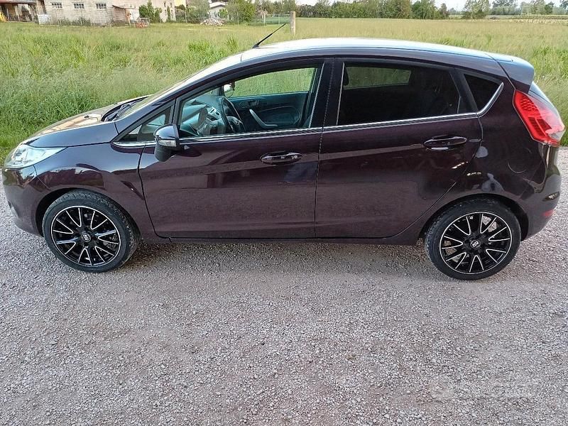 Nero Usata 2010 Ford Fiesta Tre volumi | 3500 € (Buon prezzo) - Immagine 1/4
