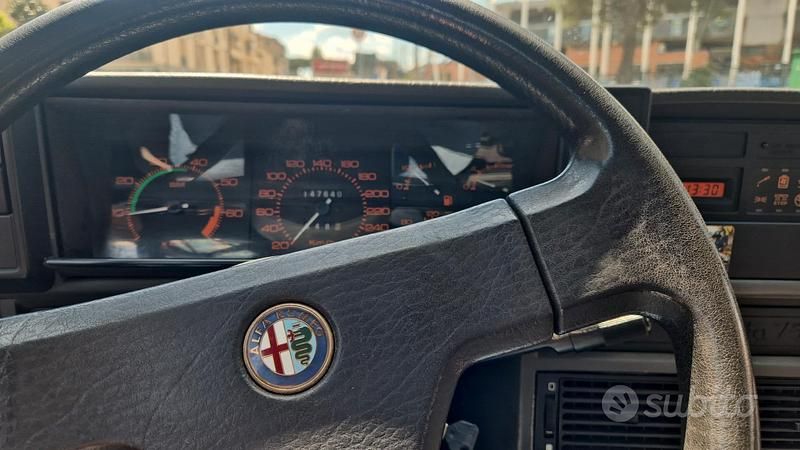 Usata Alfa Romeo 75 148 CV (108 kW) 1987 Verde Berlina