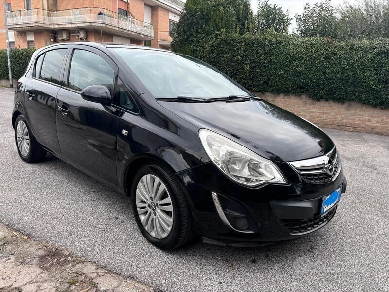 Nero Usata 2011 Opel Corsa Cosmo Due volumi | 3100 € (Buon prezzo) - Immagine 1/4